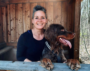 Karin Fleer von der Sniff Dog Company und Hund