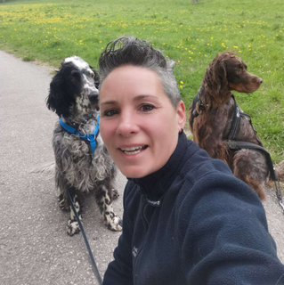 Karin Fleer von der Sniff Dog Company mit ihren beiden Hunden